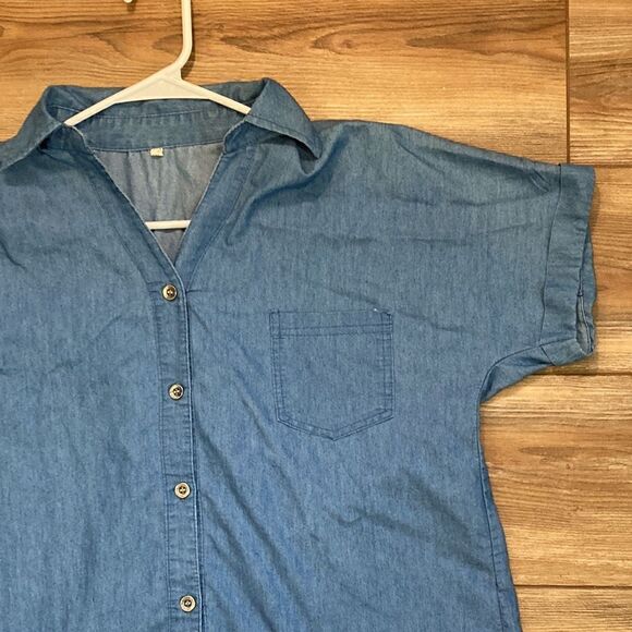 5/$15 Women’s Loose Fitting Light Blue Button Down Chambray Shirt Size XS - Picture 2 of 5
